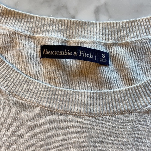 Abercrombie ruffle arm sweater. Small. Light grey - Picture 3 of 6